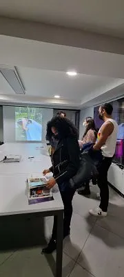 Personas conversando alrededor de una mesa en una sala de la exposición Aletea