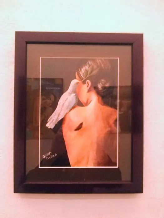 Pintura enmarcada de la espalda de una mujer con una paloma blanca sobre el hombro