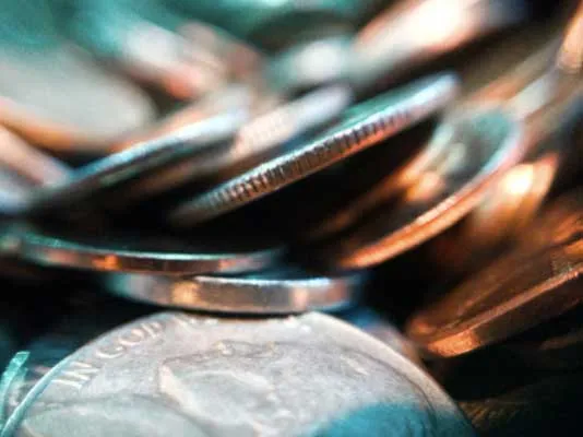 Primer plano de monedas apiladas con luz cálida