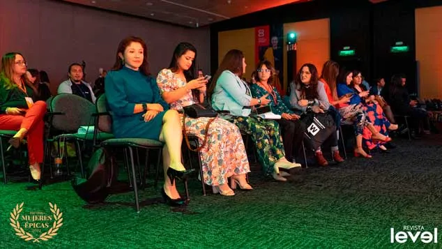 Mujeres sentadas en el público de la gala Premios Mujeres Épicas de Revista Level