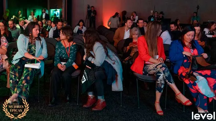 Público sentado en un salón durante la gala Mujeres Épicas de Revista Level