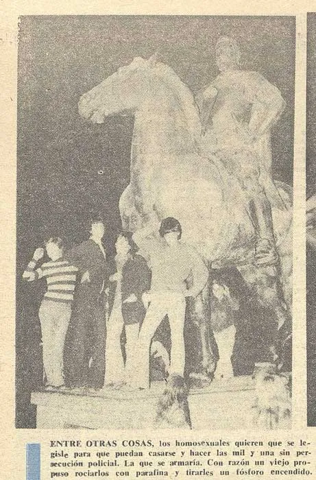 Recorte de prensa antiguo en blanco y negro con un grupo de jóvenes sobre un monumento ecuestre, sobre la represión a homosexuales en Chile