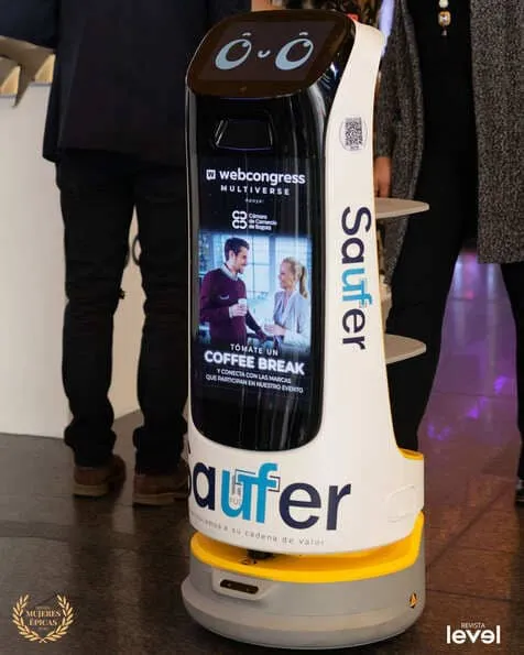 Robot de servicio con pantalla que anuncia el «Coffee break» del WebCongress Multiverse, foto de Revista Level