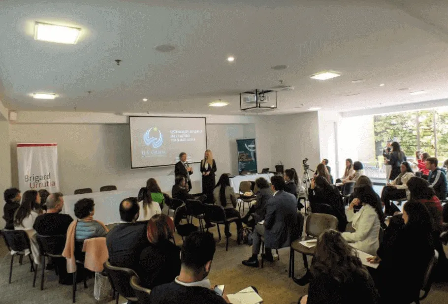 Sala llena de asistentes al Foro y Rueda de Negocios Verdes, con un proyector al fondo