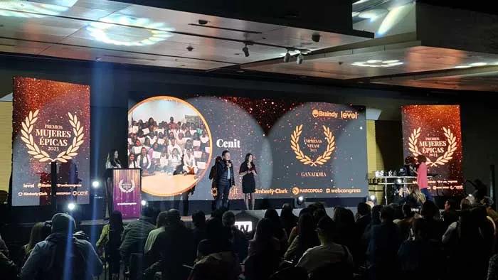 Vista general del salón de la gala Mujeres Épicas 2023 con el escenario, pantallas y público