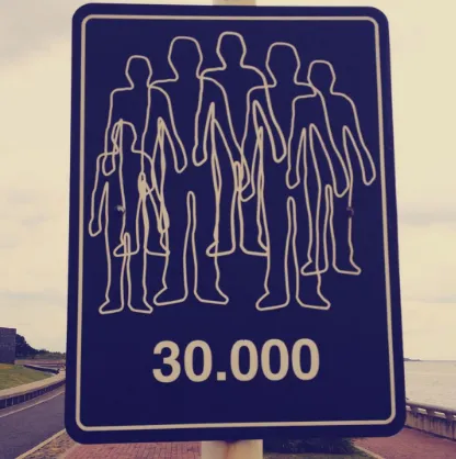 Señal azul con siluetas de personas y el número «30.000», por los desaparecidos de la dictadura argentina