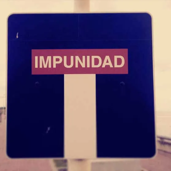 Señal azul de tránsito de calle sin salida con el letrero «Impunidad»