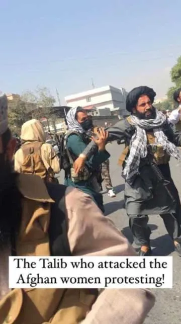 Captura de video de un talibán armado agrediendo a mujeres que protestan, con el texto «The Talib who attacked the Afghan women protesting!»