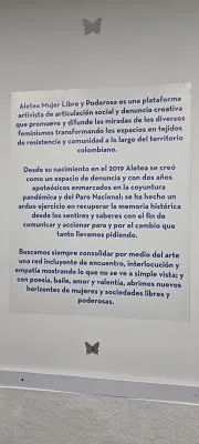 Texto en una pared de la exposición Aletea que explica la plataforma de articulación social y denuncia creativa