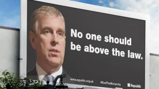 Valla publicitaria con el retrato del Príncipe Andrew y la frase «No one should be above the law»