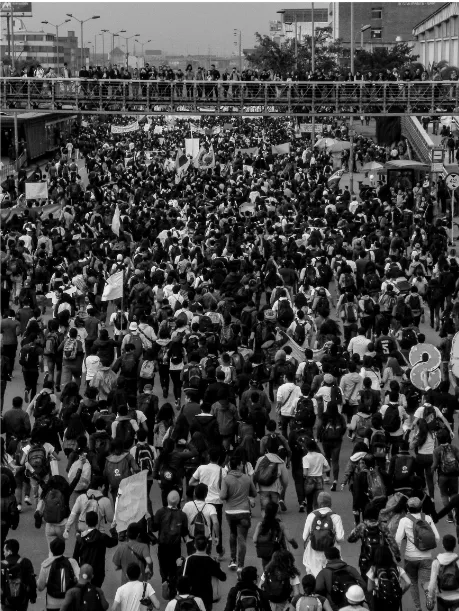 Vista aérea de una multitud que llena una avenida durante la marcha estudiantil, en blanco y negro