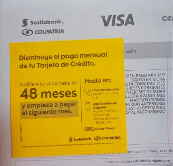 Volante amarillo de un banco que ofrece «Disminuye el pago mensual de tu tarjeta de crédito» diferido a 48 meses