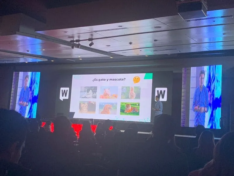 Auditorio del WebCongress Multiverse con una diapositiva y pantallas laterales con el orador