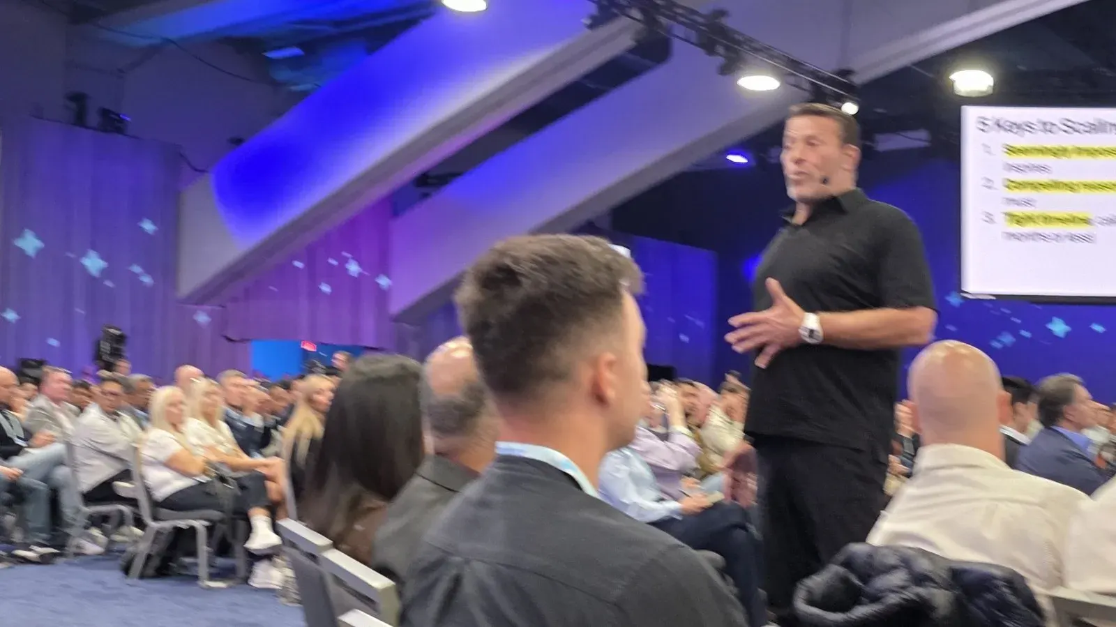 Tony Robbins camina por el escenario principal de Dreamforce 2026 frente a miles de asistentes