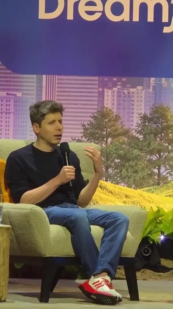 Sam Altman en el escenario de Dreamforce 2026: «no puede ser que unas pocas empresas tomen las decisiones que debería tomar el mundo».