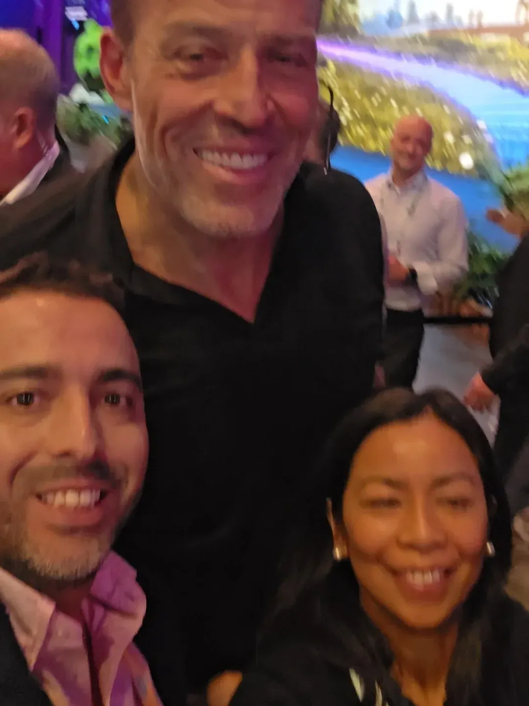 El equipo de Revista Level con Tony Robbins entre el público, al final de la charla en Dreamforce 2026